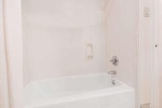 Days Inn & Suites by Wyndham Winnie - 6