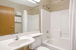 Days Inn by Wyndham Sturbridge - 2