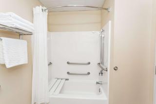 Days Inn & Suites by Wyndham Savannah North I-95 - Port Wentworth - 2