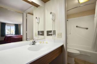 Days Inn by Wyndham Gilroy - Gilroy - 7