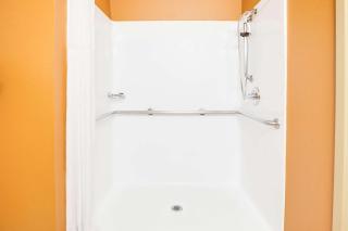 Days Inn & Suites by Wyndham Russellville - 9