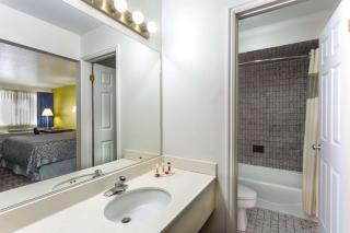 Days Inn by Wyndham Delta - 1