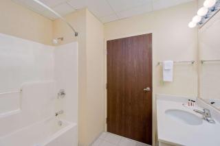 Magnuson Hotel West Liberty - 5