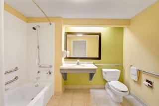 Days Inn & Suites by Wyndham DeSoto - DeSoto - 2