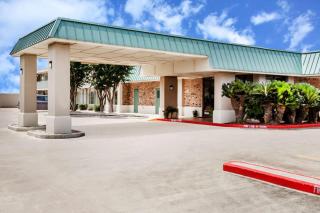 Days Inn by Wyndham Seguin TX - Seguin - 0