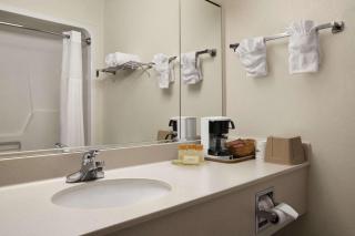 Days Inn & Suites by Wyndham Romeoville - 4