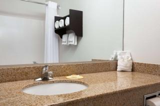 Days Inn & Suites by Wyndham Conroe North - Conroe - 1