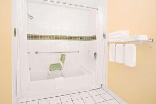 Days Inn & Suites by Wyndham Red Rock-Gallup - Gallup - 1