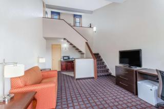 Days Inn by Wyndham Woodbury Long Island - Woodbury - 1