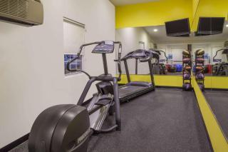 Days Inn by Wyndham Woodbury Long Island - Woodbury - 8