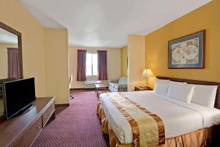 Days Inn & Suites by Wyndham Hickory - Hickory - 1