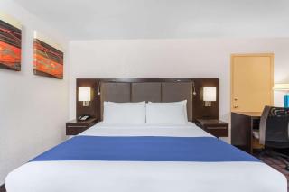 Days Inn by Wyndham Woodbury Long Island - Woodbury - 2