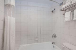 Days Inn by Wyndham Woodbury Long Island - Woodbury - 5