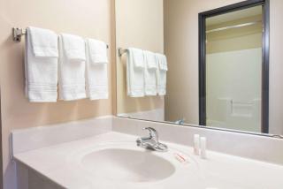 Days Inn by Wyndham Wooster - 3