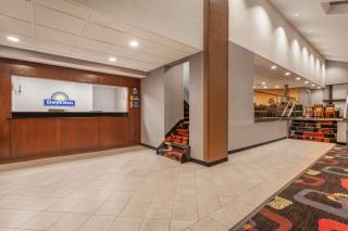 Days Inn by Wyndham Woodbury Long Island - Woodbury - 9