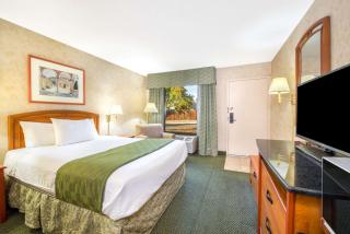 Days Inn & Suites by Wyndham Albuquerque North - Albuquerque - 5
