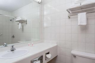 Days Inn by Wyndham Woodbury Long Island - Woodbury - 3