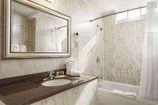 Days Inn by Wyndham Montreal East - 1