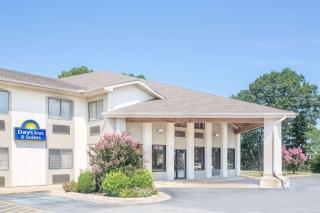 Days Inn & Suites by Wyndham Brinkley - Brinkley - 0