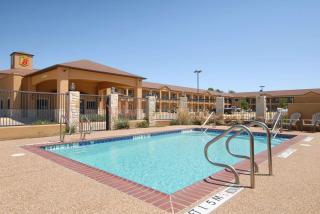 Super 8 by Wyndham Stephenville - 4