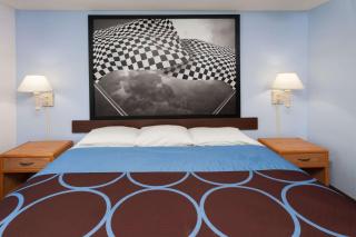 Super 8 by Wyndham Huntington - 1