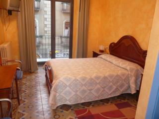 Hostal Adarnius - La Bisbal d'Empordà - 9