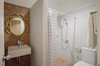 The O-Zone Airport Inn - 9