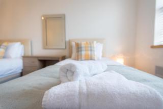 Comfortable 2BR Swindon Long Stay - 2