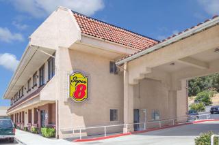 Super 8 by Wyndham Hayward Downtown - 9