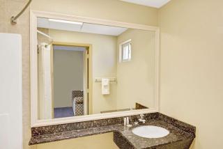Super 8 by Wyndham Milford/New Haven - 1