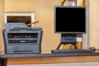 Super 8 by Wyndham Center - Center - 1