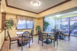 Super 8 by Wyndham Jackson Ridgeland - 2