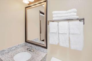 Super 8 by Wyndham Seville - Seville - 6