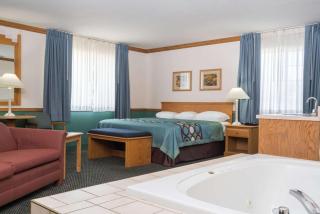 Super 8 by Wyndham Sheldon - Sheldon - 9
