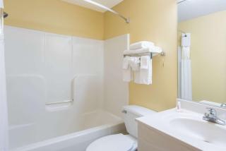 Super 8 by Wyndham Medina - 5