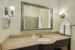 Super 8 by Wyndham Hidalgo at La Plaza Mall & Mcallen Airport - 4