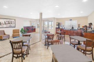 Super 8 by Wyndham Seville - Seville - 8