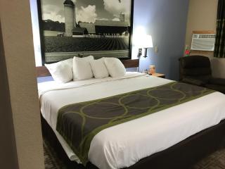 Super 8 by Wyndham Omaha/West Dodge - Omaha - 1