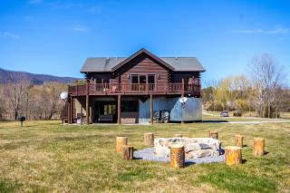 Poppy's Hideaway on the Shenandoah River with huge lawns and hang-out areas - Luray - 0