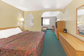 Days Inn by Wyndham Espanola - 9