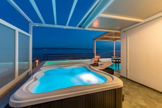 Seaside Penthouse with Hot Tub SKY LIVING - 9