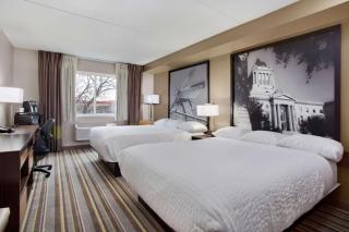 Super 8 by Wyndham Winnipeg West - 1
