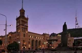 Tourist Heaven - Rustaveli McDonald's Apartment - Tbilisi - 4
