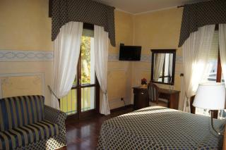 Hotel Lugana Parco Al Lago - Sirmione - 3