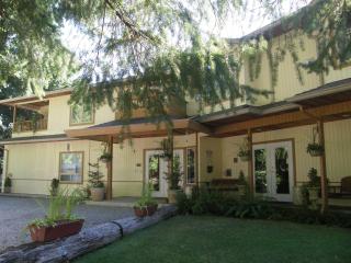 Cedar Wood Lodge Bed & Breakfast Inn - 9
