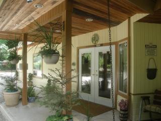 Cedar Wood Lodge Bed & Breakfast Inn - 7