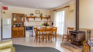 Honeysuckle Cottages - Stanthorpe - 2
