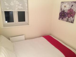 New and Comfortable with Parking - Andover - 4
