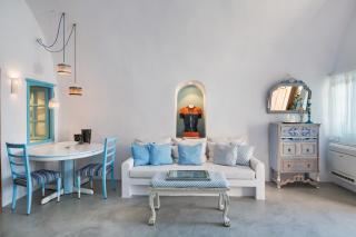 EverBlue Cave house by Thireon - 2