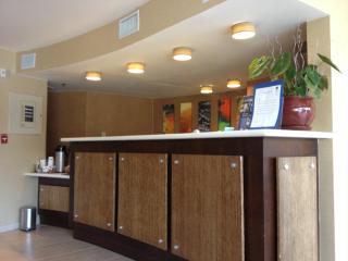 Best Western Plus Suites Hotel Coronado Island - 9